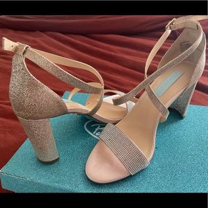 NWT 🦋✨ BETSEY JOHNSON HEELS // gold glitter